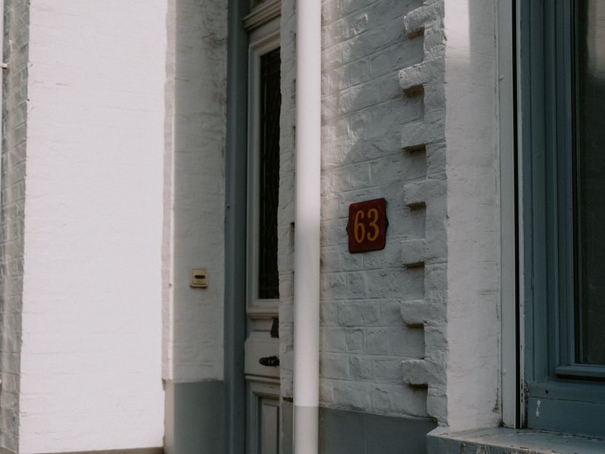 Installation d’une sirène d’alarme 110 dB par un professionnel sur le mur extérieur d’une maison française, position idéale pour une sécurité optimale