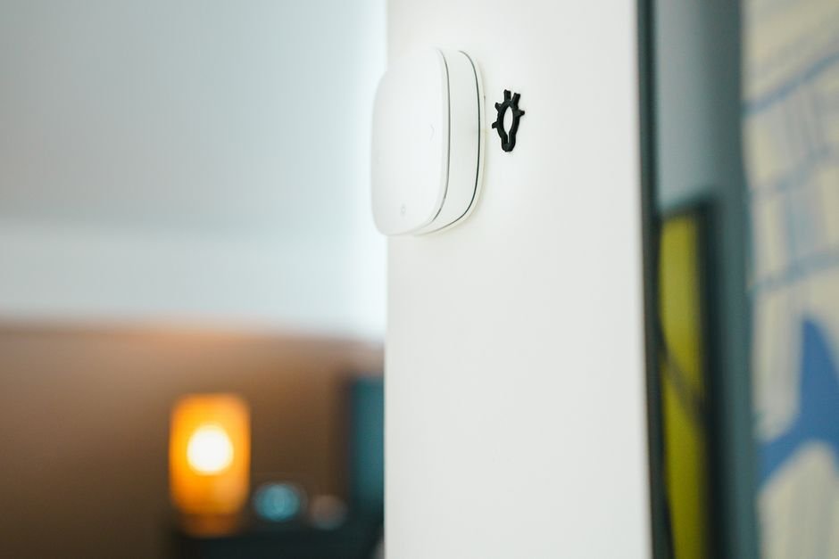 Gros plan sur un panneau de contrôle d’alarme radio bidirectionnelle installé dans une maison française, montrant la simplicité d’utilisation et la technologie moderne