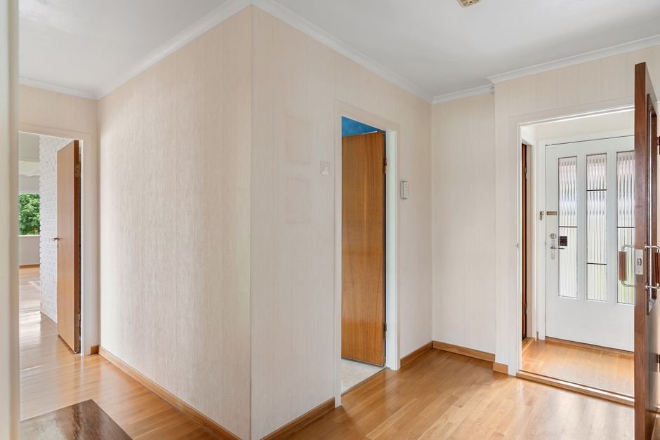 Détecteur de mouvement installé dans un couloir d’une maison moderne française, illustrant le bon emplacement pour optimiser la sécurité sans fausses alertes