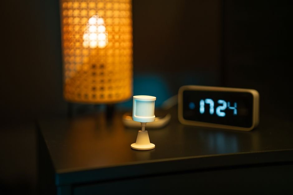 Détecteur de mouvement et capteur d’ouverture en fonctionnement dans un couloir de maison française, démontrant la protection continue sans Internet