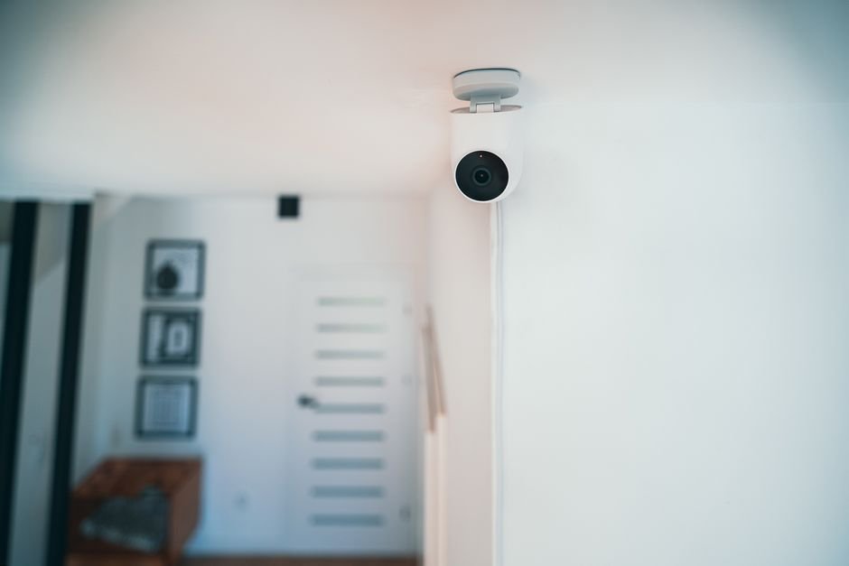 Sirène d’alarme 110 dB fixée en hauteur à l’intérieur d’une maison moderne en France, emplacement stratégique pour une diffusion sonore efficace