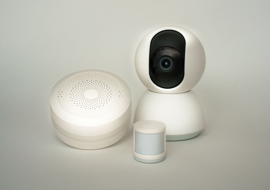 Panneau de contrôle d’une alarme autonome installé dans une maison moderne en France, illustrant la sécurité sans connexion Internet