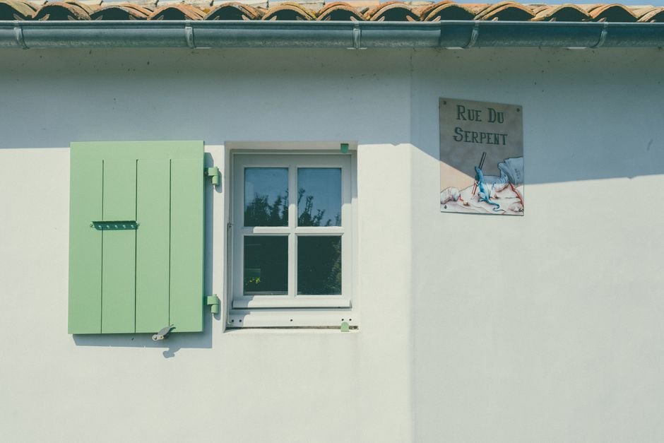 Sirène extérieure d’alarme visible sur une façade de maison française, assurant une alerte immédiate même en cas de coupure Internet