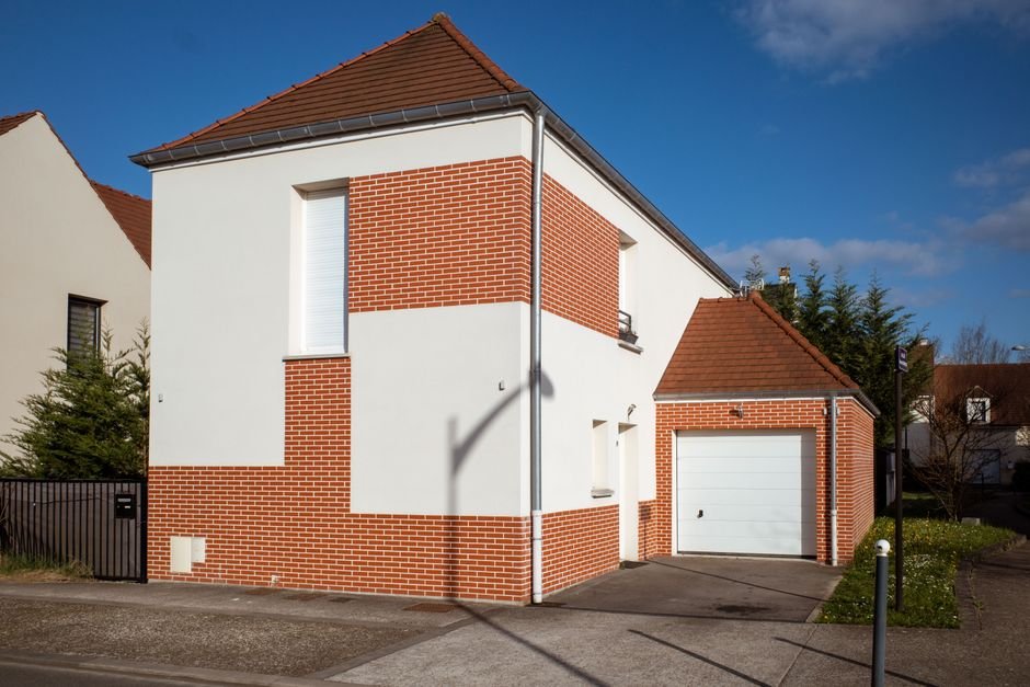 Sirène d’alarme 110 dB installée sur la façade d’une maison individuelle en France, mise en avant d’un système de sécurité résidentiel efficace