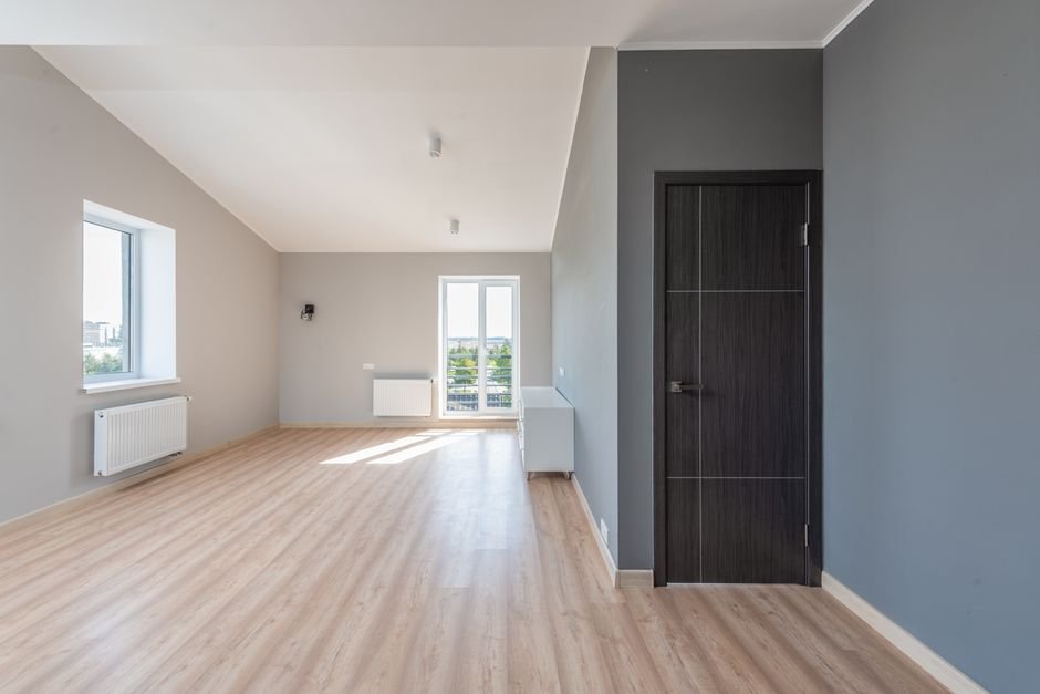 Exemple d’erreur de placement : détecteur de mouvement installé trop près d’une baie vitrée et d’un radiateur dans une maison européenne