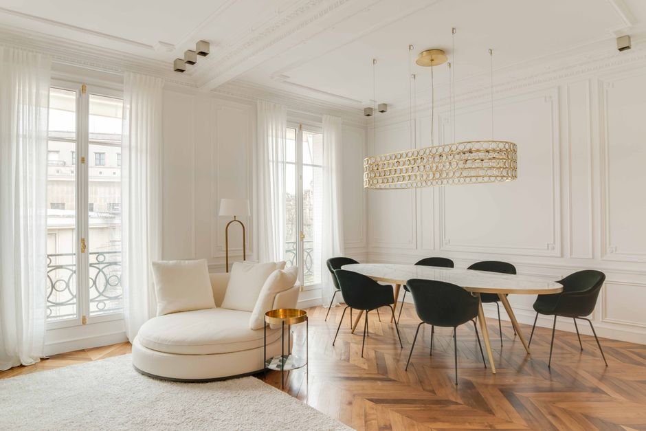 Installation d’un détecteur de fumée et d’une alarme autonome dans un salon moderne de maison française, pour une protection incendie immédiate