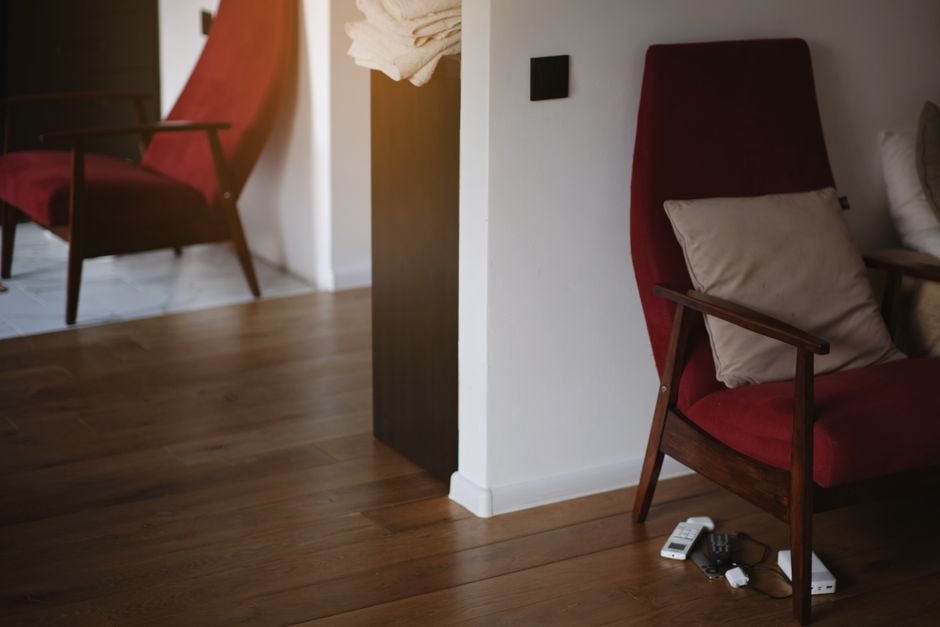 Générateur de fumée anti cambriolage installé dans un salon moderne en France, ambiance rassurante et sécurisée