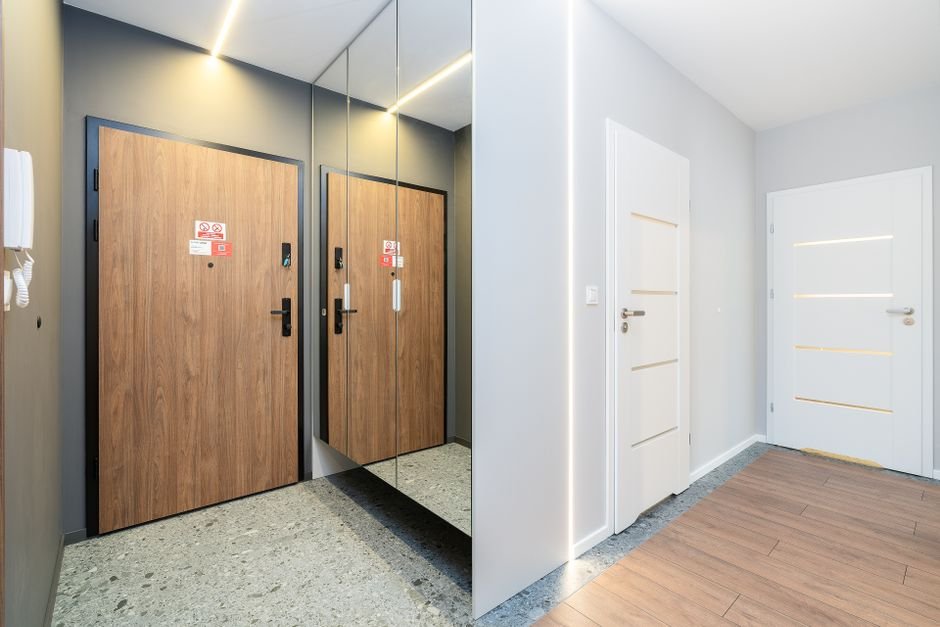 Dispositif de générateur de fumée installé dans l’entrée d’une maison européenne, solution de sécurité innovante pour particuliers