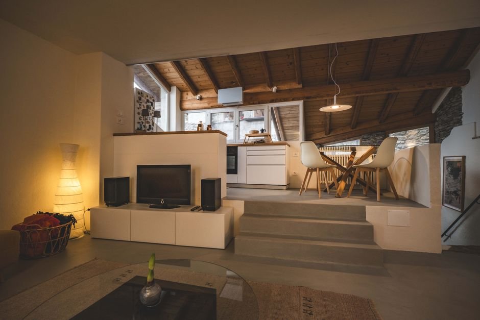 Exemple d’implantation stratégique d’un générateur de fumée dans une pièce de vie d’une habitation moderne, sécurité optimale pour particuliers