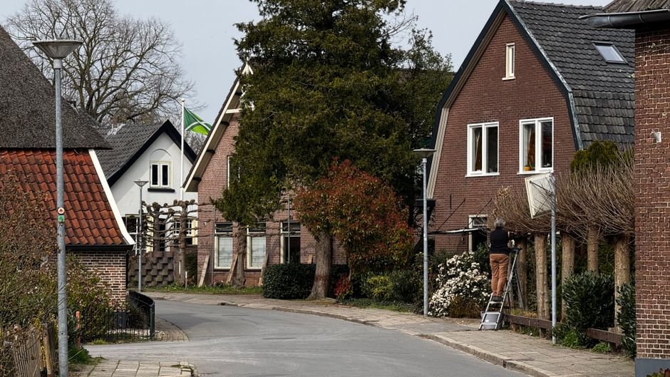 Installation d’une sirène d’alarme 110 dB par un professionnel sur un mur extérieur, position élevée sur une maison résidentielle française