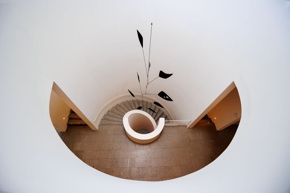 Installation d’un détecteur de mouvement au-dessus d’un escalier dans une maison européenne, montrant la couverture idéale des points de passage pour une sécurité maximale