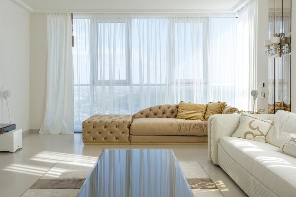 Générateur de fumée anti cambriolage installé dans un salon moderne d’une maison française, ambiance rassurante et sécurisée