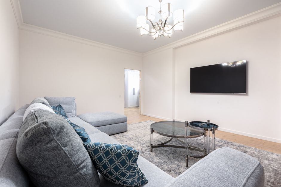 Sirène d’alarme 110 dB fixée en hauteur dans un salon moderne, emplacement optimal à l’intérieur d’une maison en France