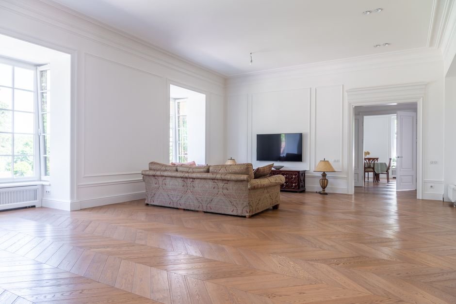 Salon d’une maison française avec détecteur de mouvement visible sur le mur, démontrant la protection des pièces sensibles sans angle mort